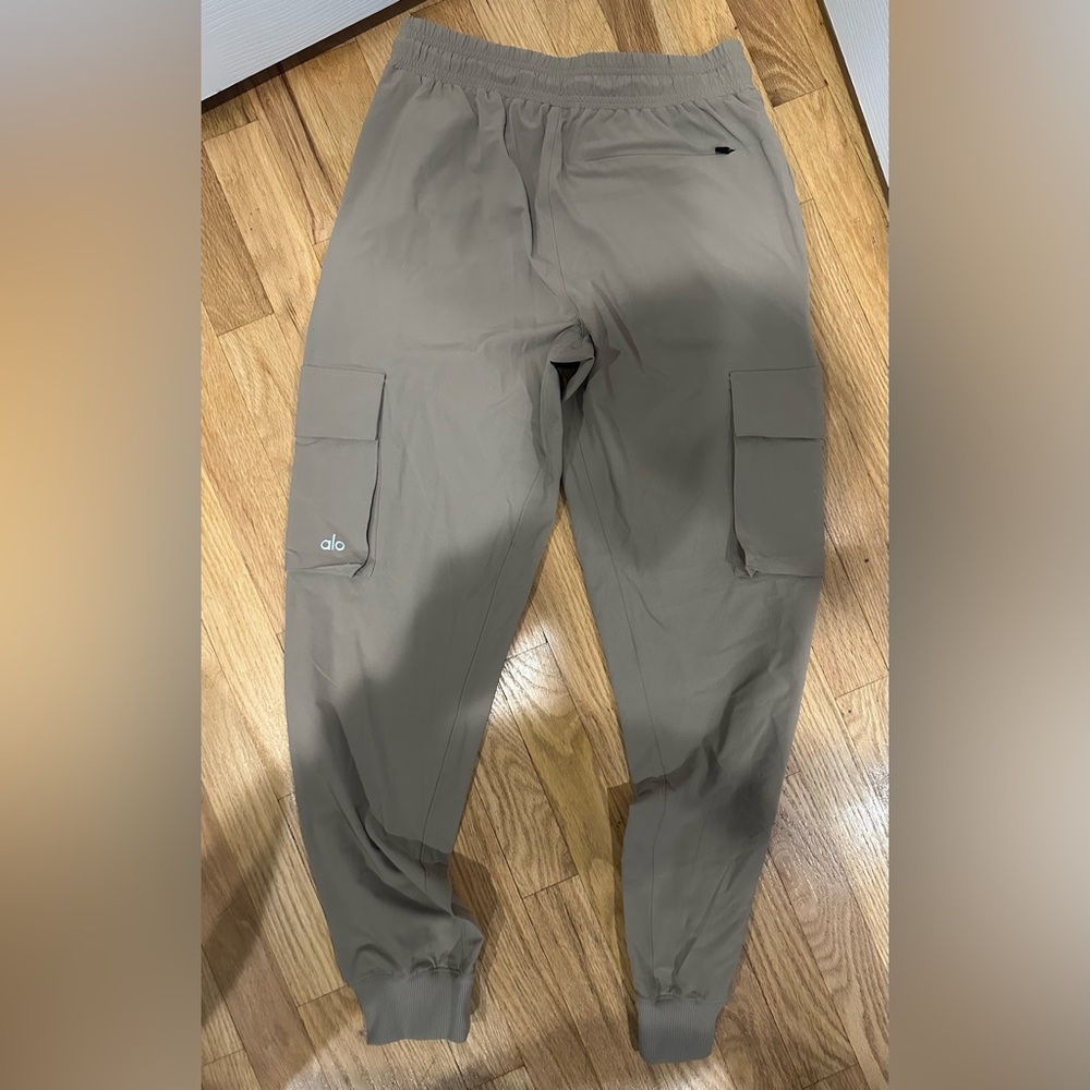 Alo Yoga Mens Tan Cargo Division Field Pants. Never worn, removed tags.